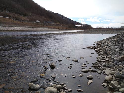 「二川合流」部。奥が奈良井川、手前が梓川