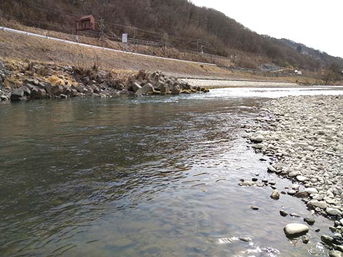 「二川合流」部の淵。水深があり押しが強い