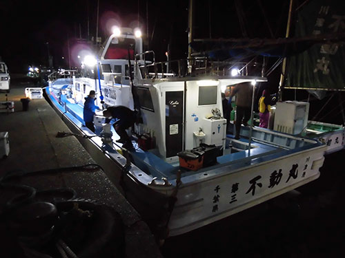 大型船「第三不動丸」にゆったり8人で乗船
