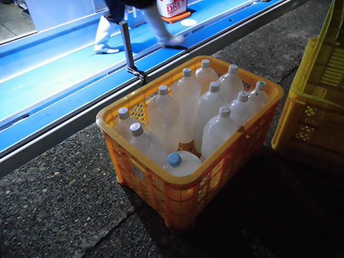 クーラーにペットボトル氷と海水を入れておく