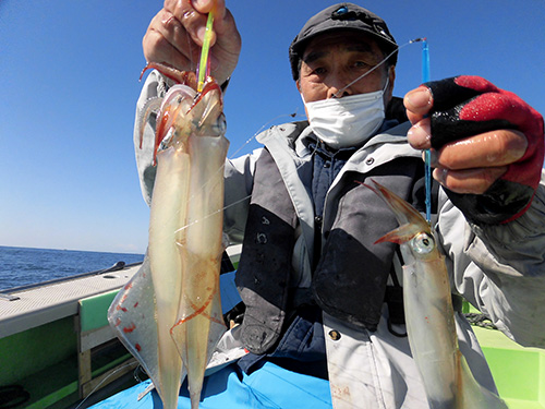 粘りの釣りで22杯を釣って竿頭