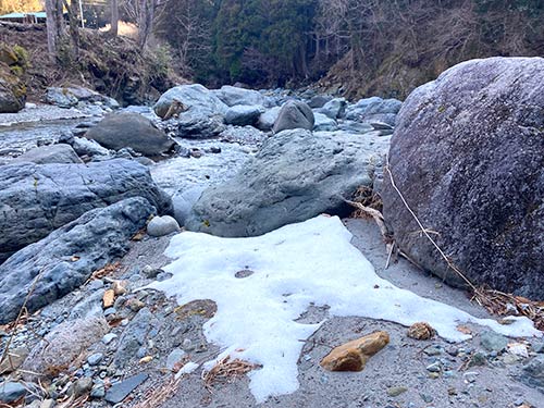 渓にも所々残る雪