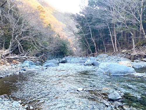 この時間はまだ渓に日差しは届かず震える寒さ