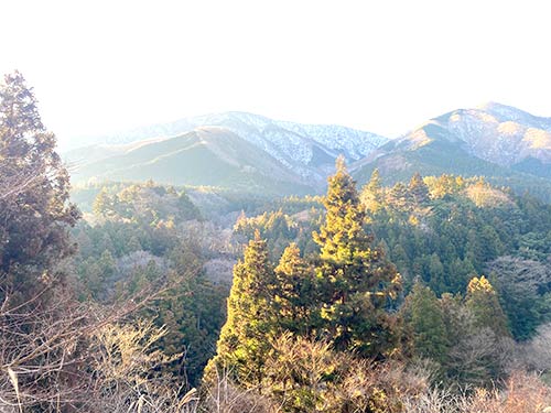 遠くの山々にはまだ多くの雪が残る