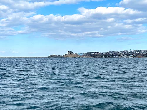 蕪島を見ながらポイントに向かう
