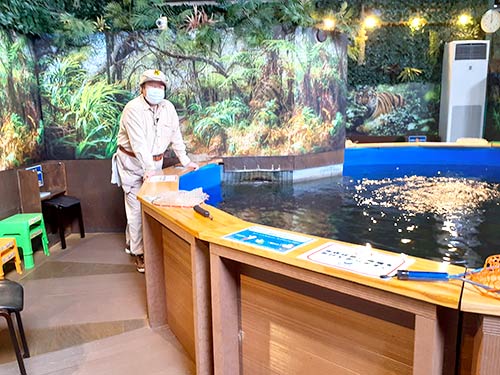 スタッフが丁寧に釣りを教えてくれる