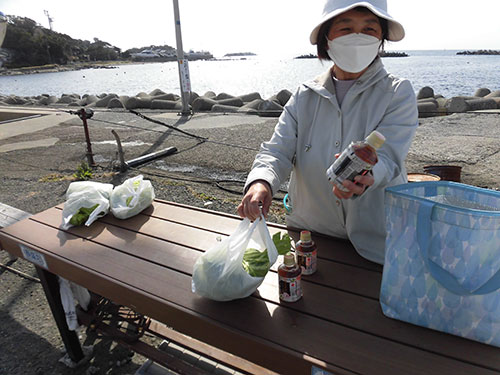 お土産に三浦野菜が配られた