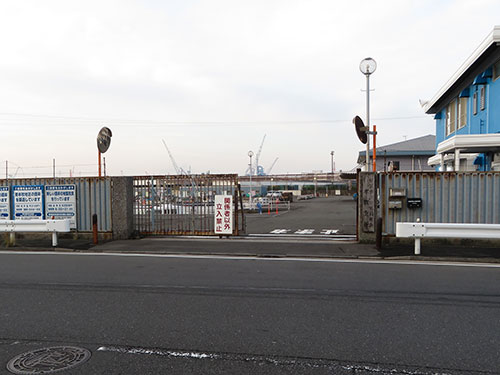 この門が目印