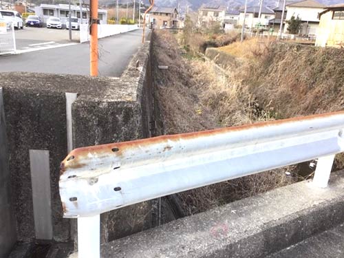 河岸がブッシュに覆われておる中谷川