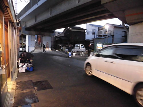 スタッフに釣物を伝えて駐車場所を確認