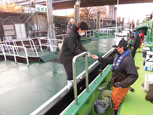 集合の6時半頃、乗船券の回収がある