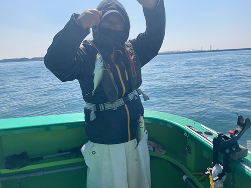 晴天なのに昼過ぎまで釣れ続ける好日