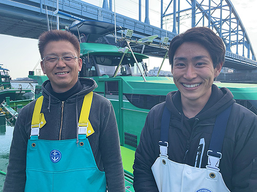 神野船長(左)と上乗りの塚本さん(右)