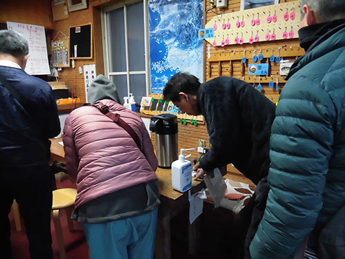 乗船カードに記入して…