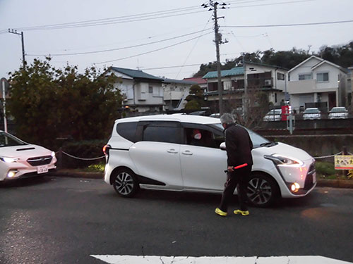 駐車場所は船宿スタッフが案内してくれる