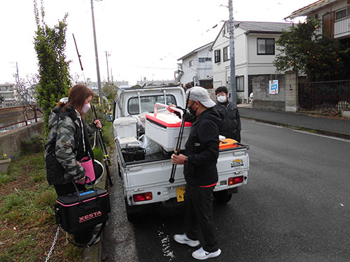クーラーやバッカンは軽トラで運んで貰う
