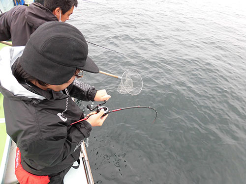 猛烈なファイト、魚影に息を呑む…!