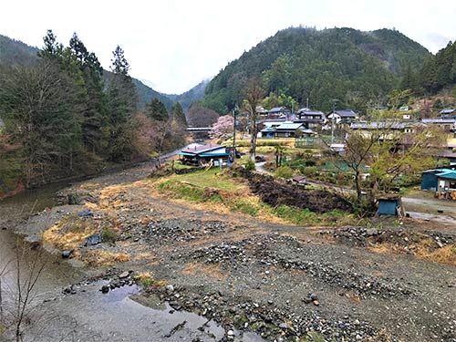 山と川に挟まれた名栗地区の家々