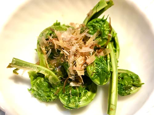 鰹節を振って醤油をかけ、マヨネーズを付けて食べるのが好み
