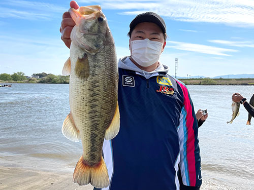 初日は強風に悩まされシャッドで1匹