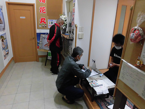 受け付けは2人ずつ(済んだら車で港へ)