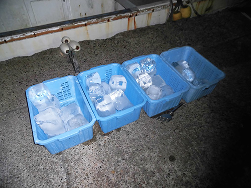 氷を1つもらって船に乗り込む