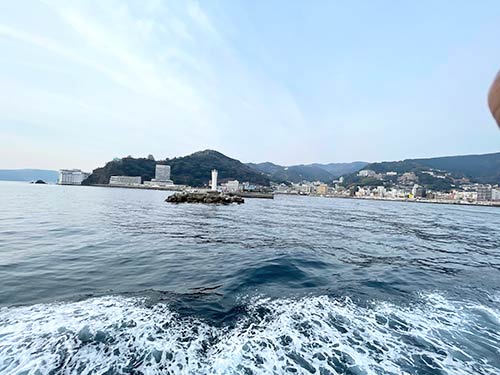 船は広々。30分のクルージングが始まる