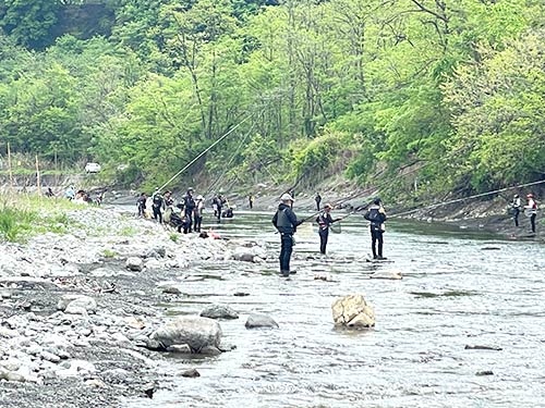 待ちに待った解禁日、多くのアユ釣りファンが集まった