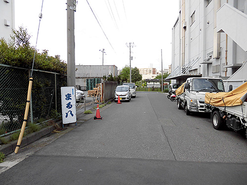 『船宿まる八』の看板の路地を入っていく