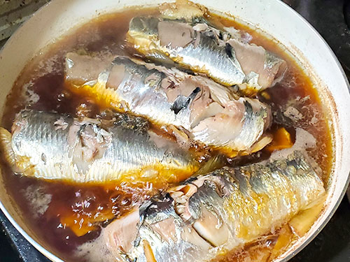 釣ったニシンは煮魚に