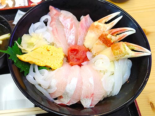 オリジナル海鮮丼の完成。釣行が中止でも楽しめるのが観光地の強み