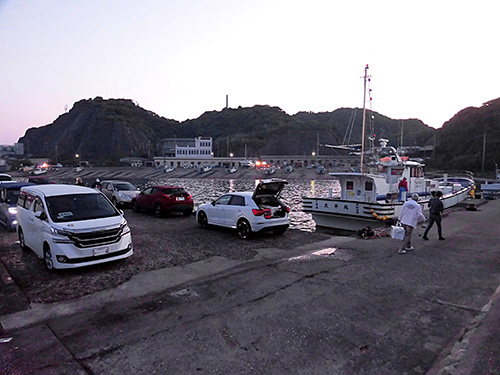 駐車スペースは乗船場所のすぐ近く