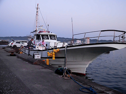 釣人同士、協力して荷物を積み込む