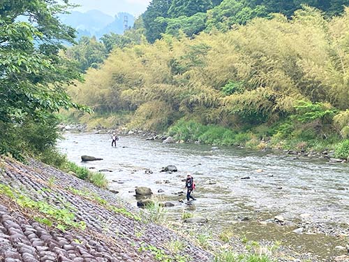 先に川に入った先輩方と合流
