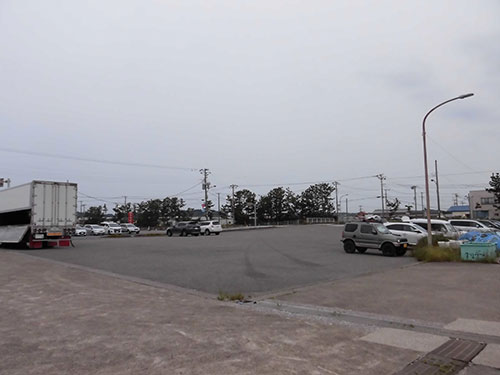 船の前に広大な駐車場。荷物の運搬が楽です