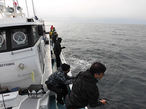 片舷に集まってのドテラ流し