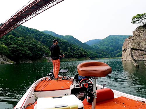 中流域の琴平橋の岩盤