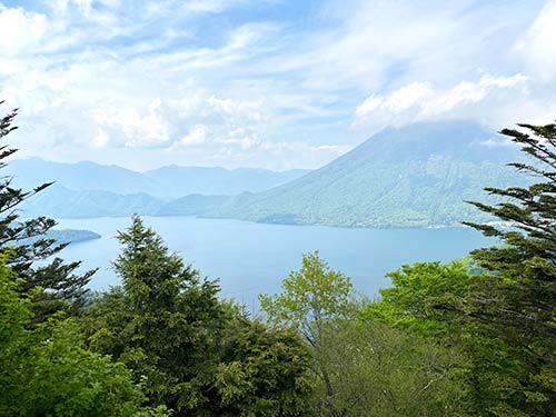 5月下旬頃になってようやく草木が芽吹く中禅寺湖