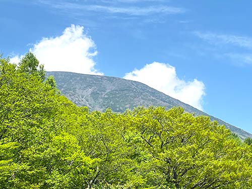 男体山の山頂は、まだ早春の気配。この日の中禅寺湖の最高気温は17℃。早朝と夕方は薄手のダウンが必要だった