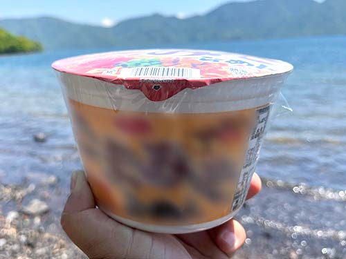 昼食に持ち込んだカップラーメン。“下界”の気圧の違いで容器が膨れ上がった