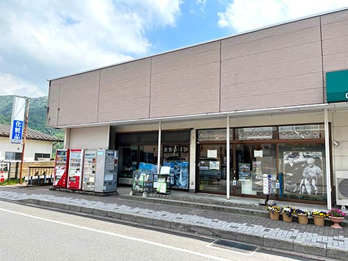 遊漁券を購入できる大島商店。開店時間の午前3時前には遊漁券を求める釣り人が長蛇の列となる