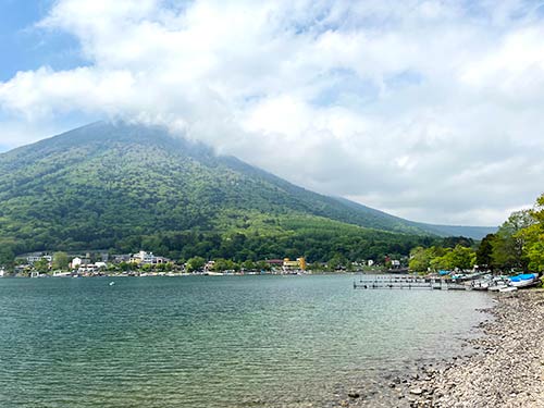 中禅寺湖では北面(男体山側)を国道側、南面を山側と言う。前者は遠浅な地形が多く、後者は急深な地形が多い。ボトムスプーニングは、根掛かりしにくい遠浅な場所で威力を発揮する