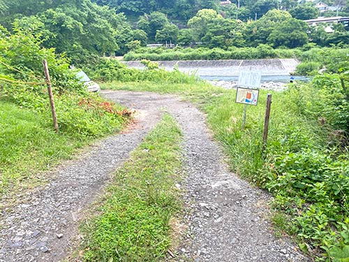 車は川の近くまで入っていける