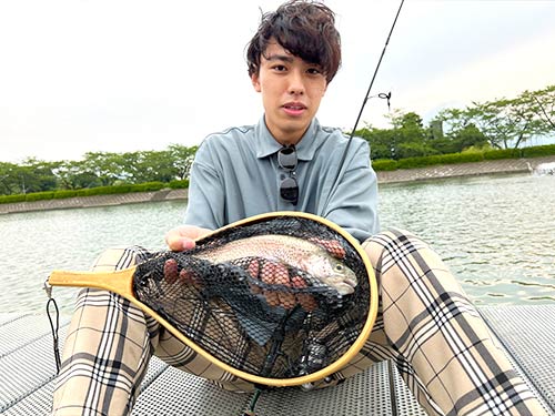 同行者が釣りあげたニジマス