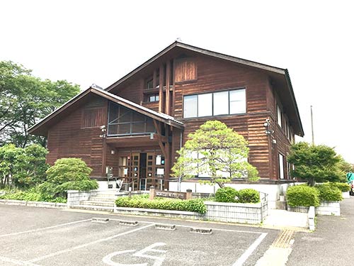 入間漁協事務所が入る加治橋右岸の飯能市林業センター