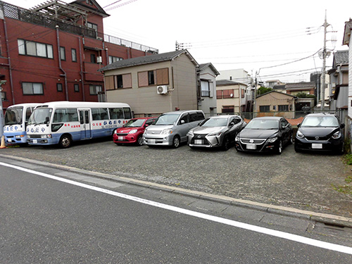 無料駐車場に車を停めて荷物を降ろす