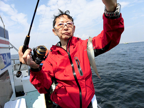 「オモリを40、50cm持ち上げたら来ました!」