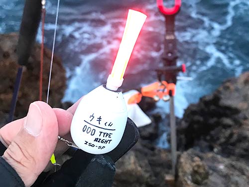 自作の電気ウキで勝負に挑む