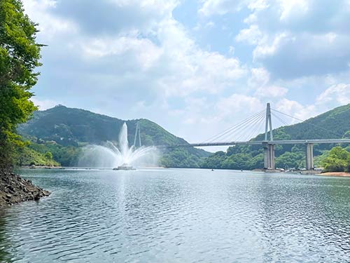 弥栄ダムといえばこの噴水と景観