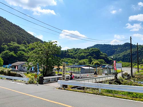 釣り場は最寄りのバス停から徒歩数分